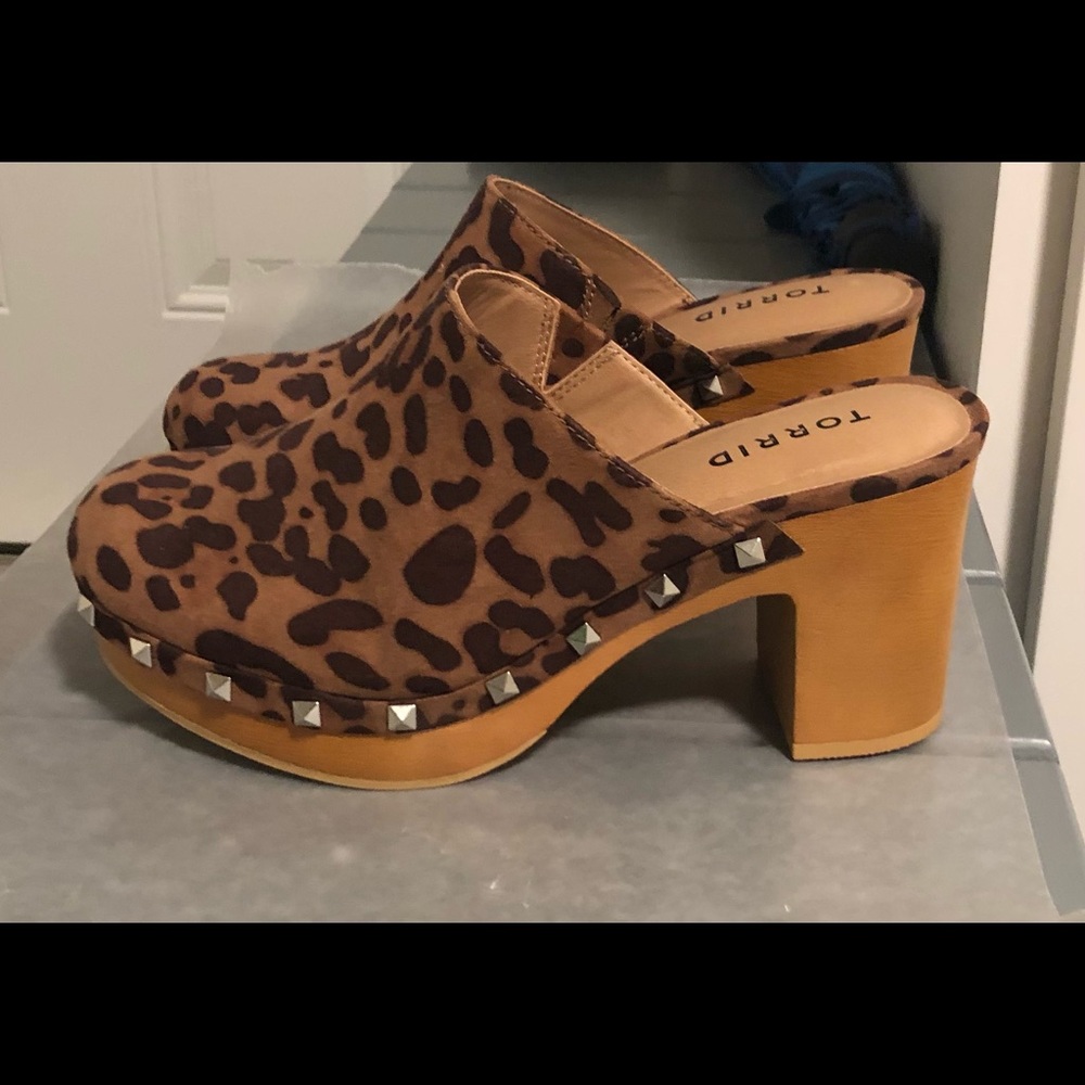 Platform leopard print shoe